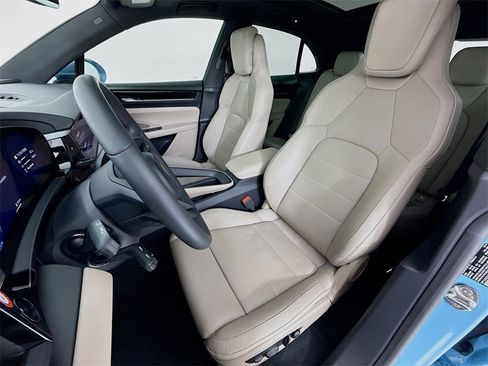 Used 2025 Porsche Macan 4 Electric image 5