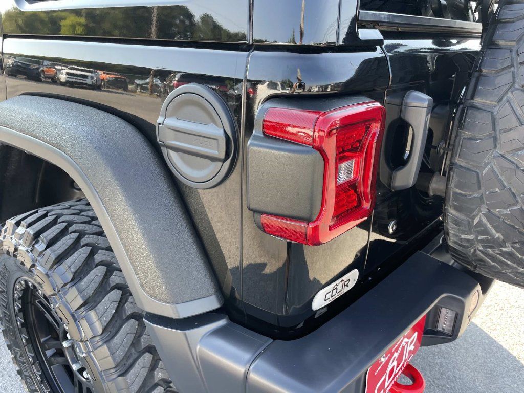 Used 2018 Jeep Wrangler Unlimited Sahara AWD/4WD image 17