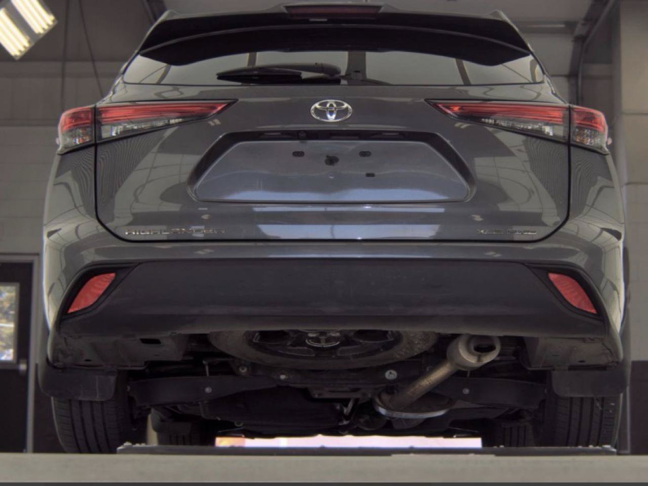 Used 2022 Toyota Highlander XLE AWD/4WD image 14