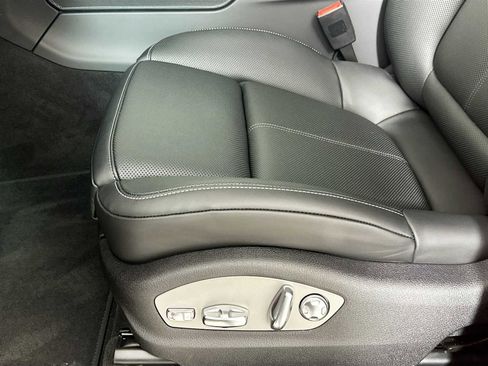 New 2025 Porsche Macan image 12