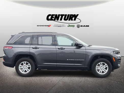 Used 2025 Jeep Grand Cherokee Laredo w/ Luxury Tech Group I AWD/4WD image 2