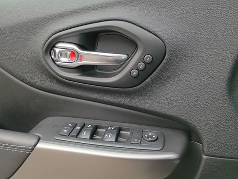 Used 2019 Jeep Cherokee Limited image 24