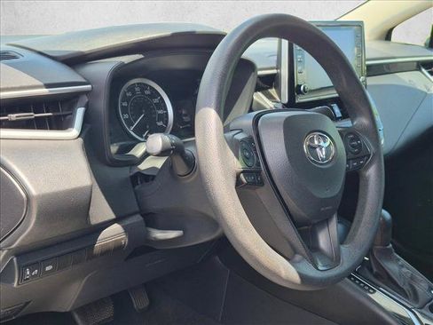 Used 2020 Toyota Corolla LE FWD image 3