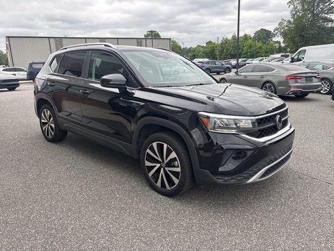 Used 2022 Volkswagen Taos SE w/ Panoramic Sunroof Package FWD image 9