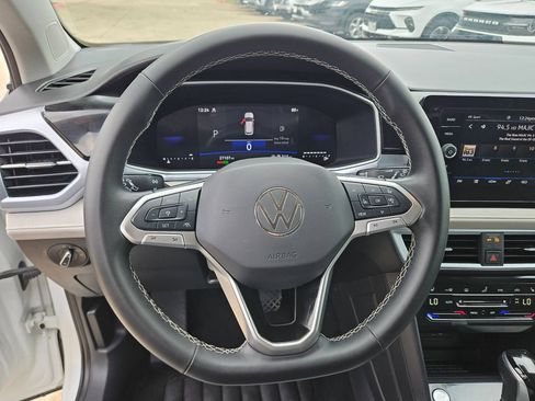 Used 2025 Volkswagen Taos SE AWD/4WD image 18