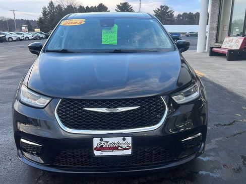 Used 2023 Chrysler Pacifica Touring-L image 19