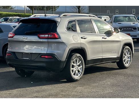 Used 2017 Jeep Cherokee Latitude w/ True North Edition image 5