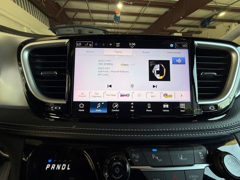 Used 2024 Chrysler Pacifica Limited FWD image 21