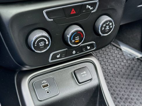 Used 2018 Jeep Compass Latitude w/ Safe & Security Group FWD image 18