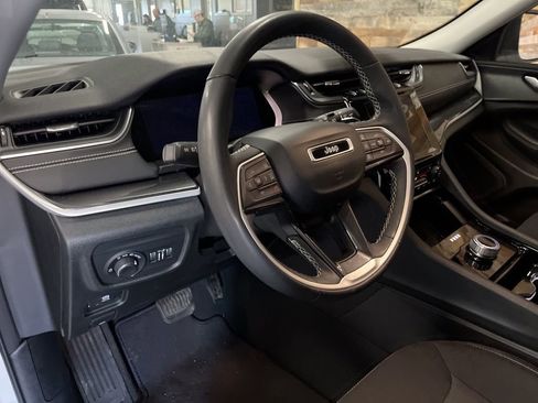 Used 2023 Jeep Grand Cherokee Laredo w/ Luxury Tech Group I image 2