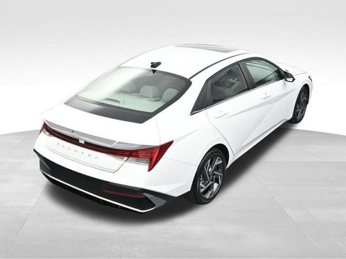 Used 2025 Hyundai Elantra SEL FWD image 29