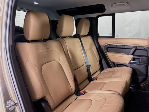 Used 2025 Land Rover Defender 110 X-Dynamic SE image 28