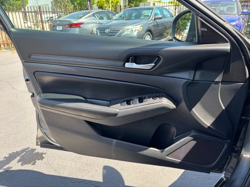 Used 2025 Nissan Altima 2.5 SV FWD image 18