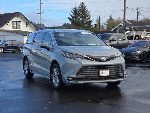 Certified 2022 Toyota Sienna XLE Woodland Edition image 2