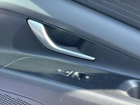 Certified 2025 Hyundai Elantra SE image 38