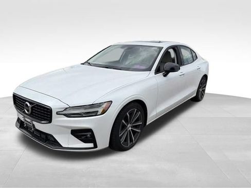 Used 2021 Volvo S60 T5 Momentum AWD/4WD image 2