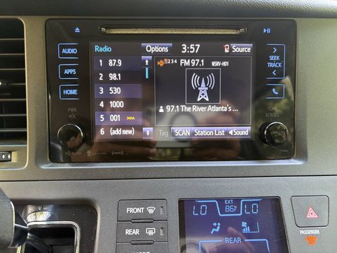 Used 2016 Toyota Sienna XLE FWD image 27