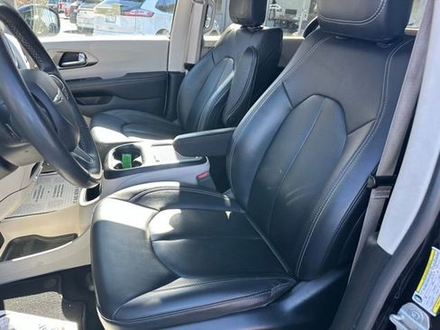 Used 2024 Chrysler Pacifica Touring-L image 24