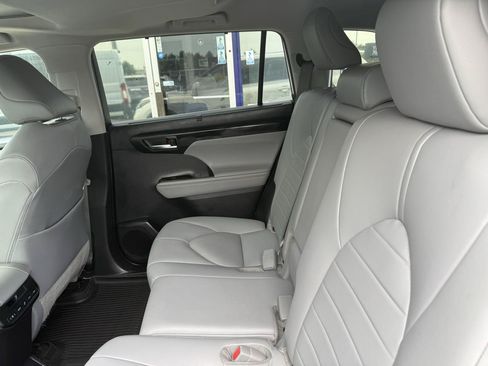Used 2021 Toyota Highlander XLE AWD/4WD image 10