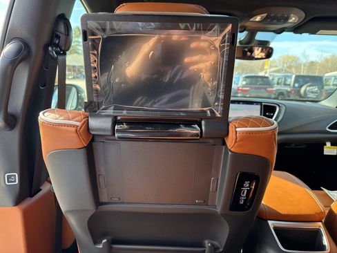 New 2026 Chrysler Pacifica Pinnacle image 23