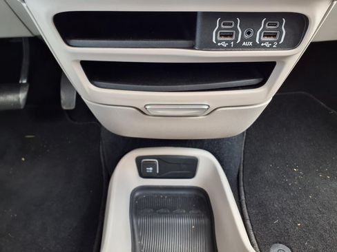 Used 2022 Chrysler Voyager LX FWD image 27
