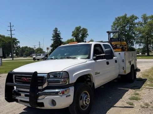 Used 2006 GMC Sierra 3500 SLT w/ Heavy-Duty Power Package AWD/4WD image 3