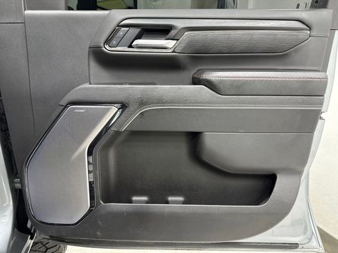 Used 2025 GMC Sierra 2500 AT4X image 9