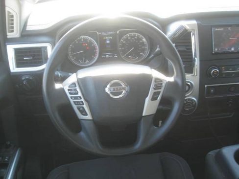 Used 2018 Nissan Titan SV AWD/4WD image 13
