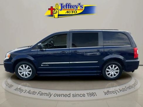 Used 2014 Chrysler Town & Country Touring image 3