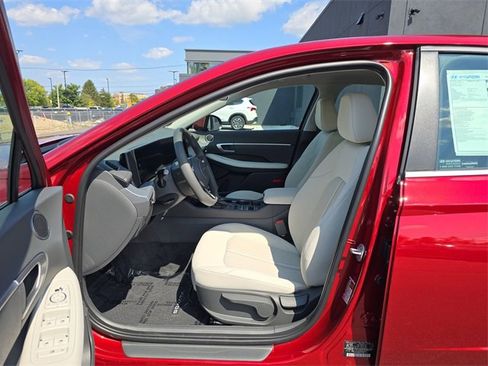 Certified 2025 Hyundai Sonata SE image 11