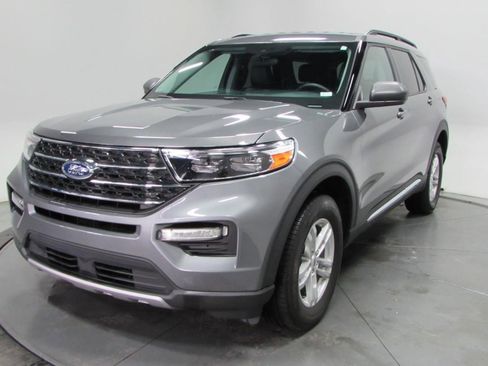 Used 2023 Ford Explorer XLT w/ Equipment Group 202A image 3