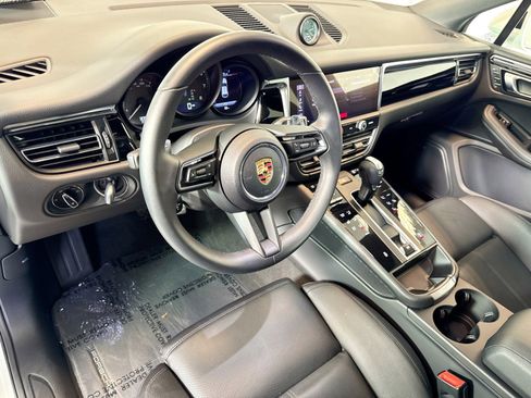 Used 2025 Porsche Macan image 4