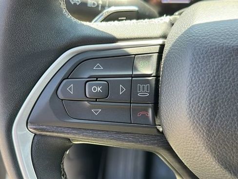 Used 2023 Jeep Grand Cherokee L Limited w/ Black Appearance Package AWD/4WD image 13