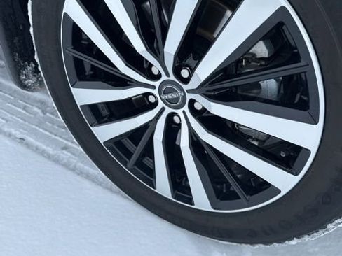 Used 2023 Nissan Pathfinder Platinum image 12