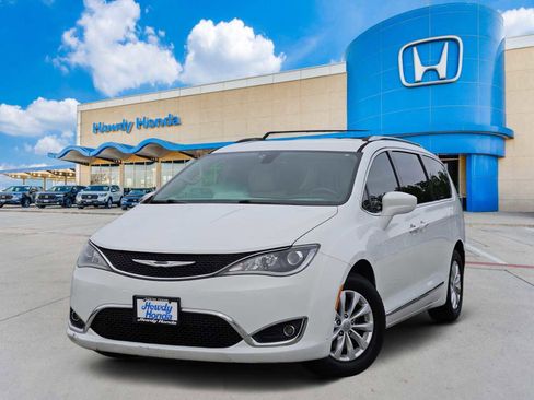 Used 2018 Chrysler Pacifica Touring-L Plus FWD image 1