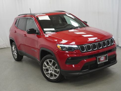 Used 2023 Jeep Compass Latitude w/ Sun and Sound Group AWD/4WD image 9
