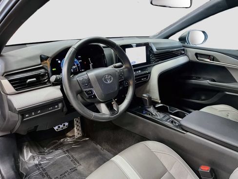 Used 2025 Toyota Camry SE FWD image 9