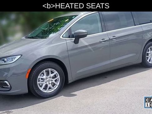 Used 2023 Chrysler Pacifica Touring-L FWD image 7