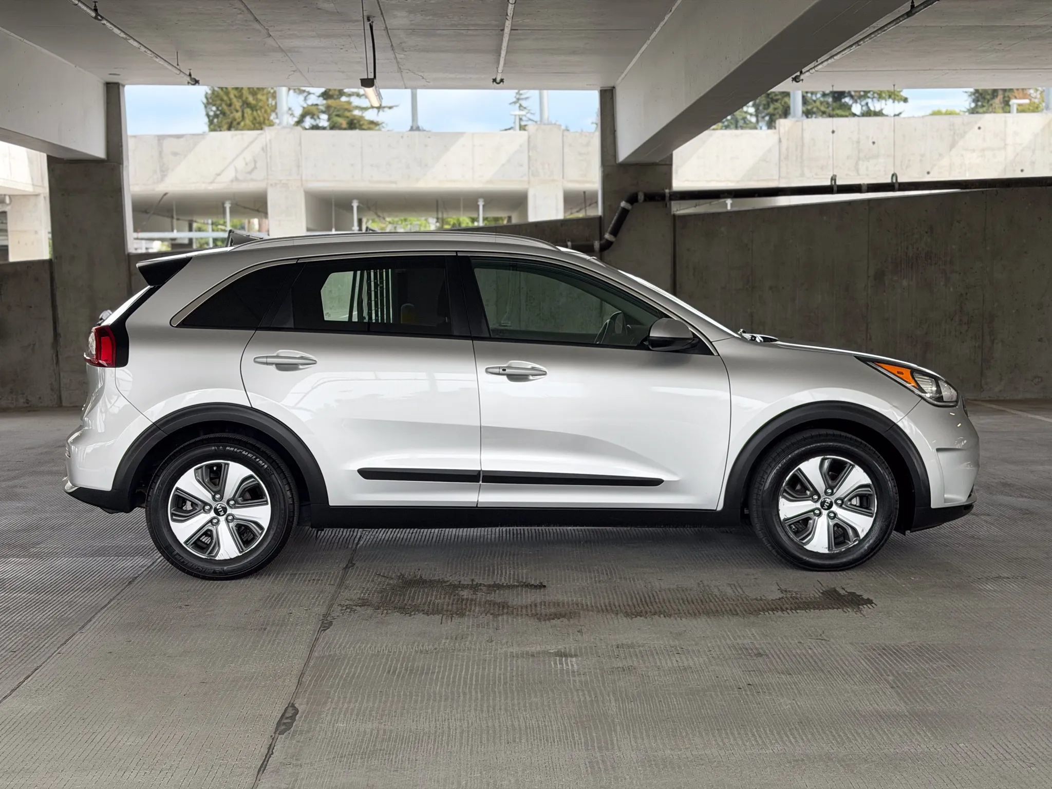 Used 2018 Kia Niro LX FWD image 4