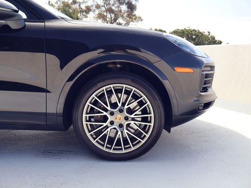 Certified 2023 Porsche Cayenne Platinum Edition AWD/4WD image 11