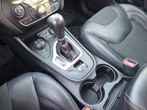 Used 2018 Jeep Cherokee Trailhawk image 30