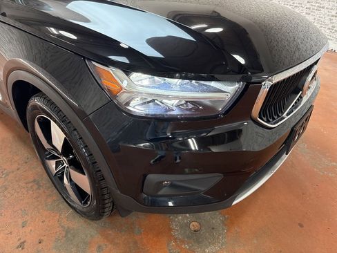 Used 2021 Volvo XC40 T5 Momentum w/ Protection Package Premier image 9
