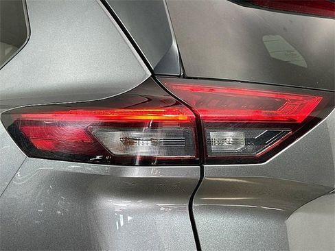 Used 2023 Nissan Rogue SV image 32
