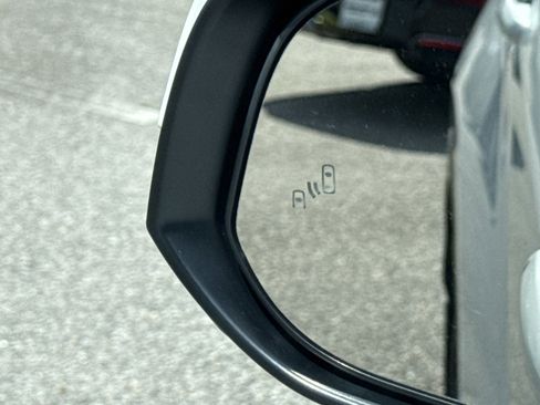 Used 2023 Toyota Highlander XLE AWD/4WD image 20