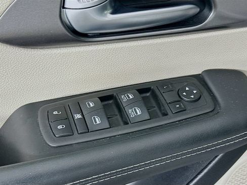 Used 2024 Chrysler Pacifica Touring-L FWD image 22