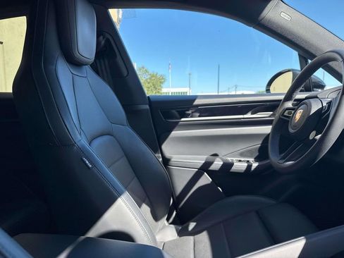 Used 2025 Porsche Macan Electric image 16