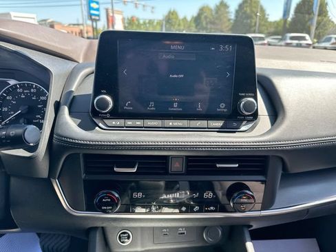 Used 2023 Nissan Rogue SV AWD/4WD image 16