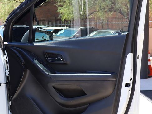 Used 2020 Chevrolet Trax LS FWD image 33