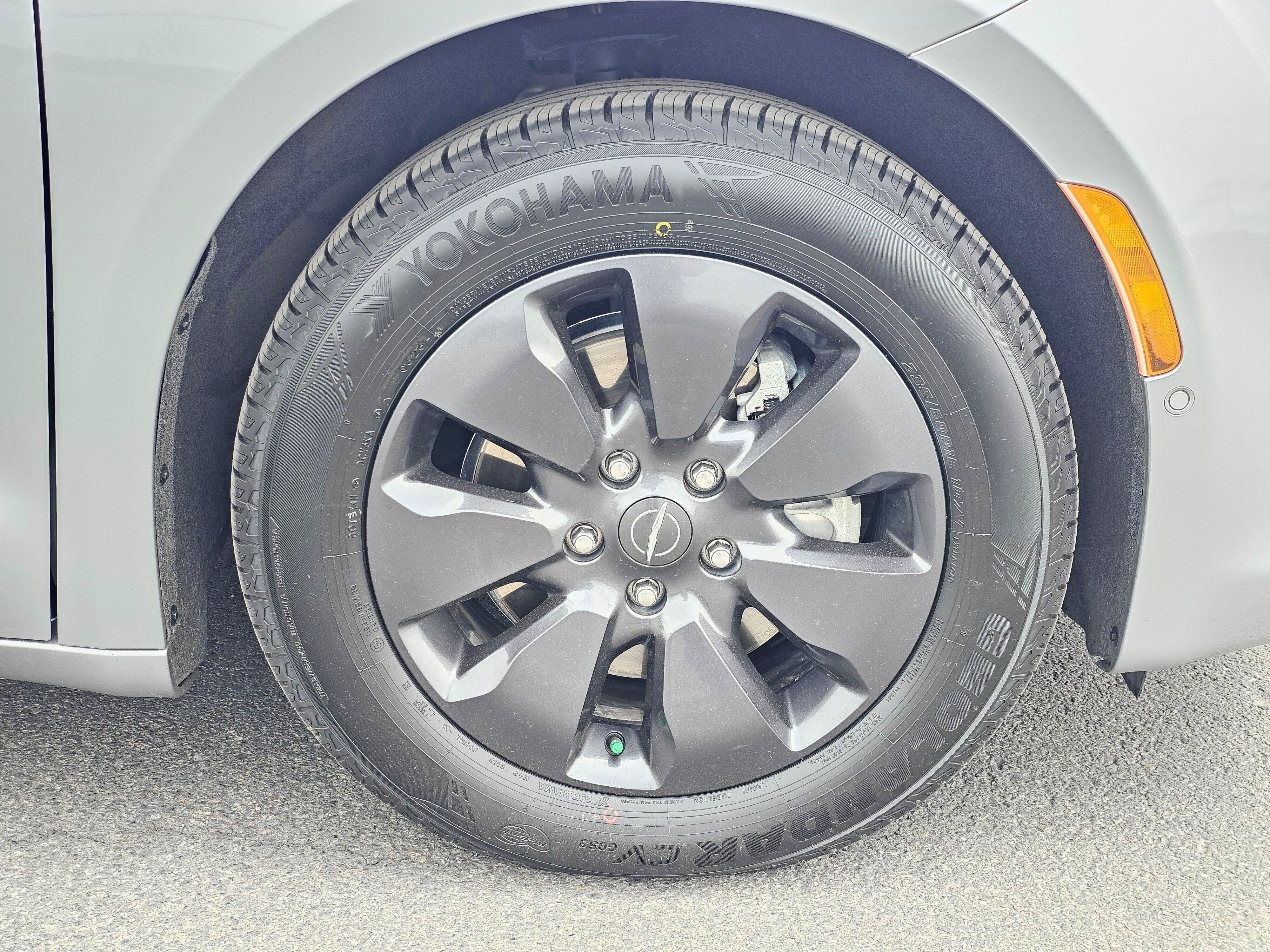 Used 2019 Chrysler Pacifica Limited w/ Advanced Safetytec Group FWD image 8