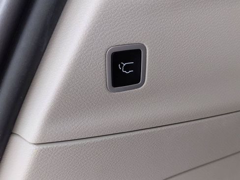 Used 2024 Chrysler Pacifica Touring-L FWD image 23